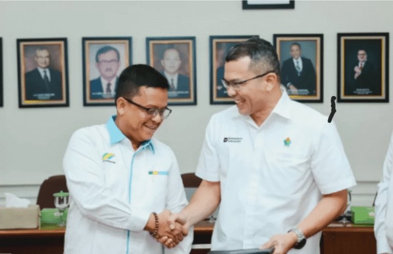 Yudhi-Cahyari-kiri-berjabat-tangan-dengan-Sori-Ritongan-kanan